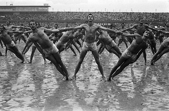 Vystoupení armády za prudkého de�t�, který se snesl na strahovský stadion....
