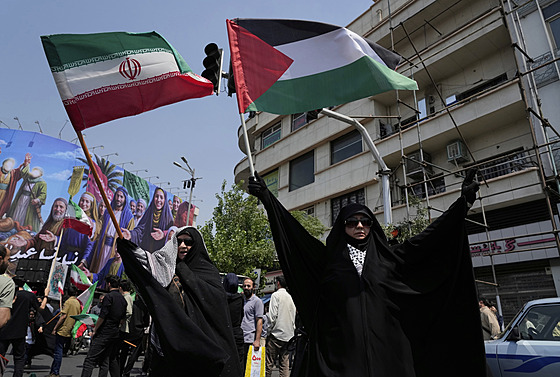 Íránští demonstranti drží íránské a palestinské vlajky na protiizraelském...