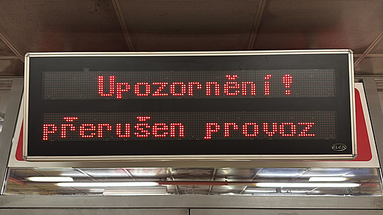 Provoz praského metra na lince C v úseku Letany - Nádraí Holeovice zastavil...