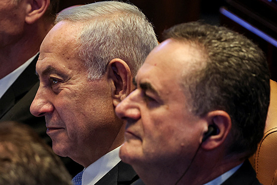 Izraelský premiér Benjamin Netanjahu a ministr obrany Jisrael Kac na zasedání...