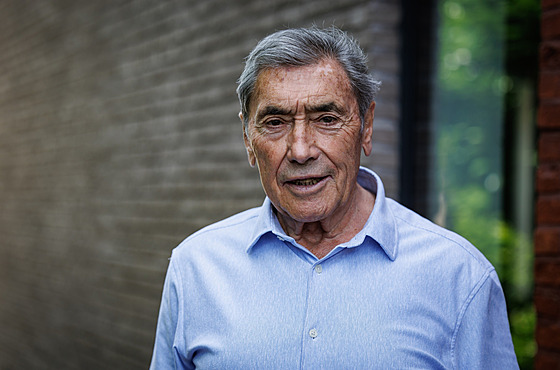 Eddy Merckx na ktu své biografie, která vyla u píleitosti cyklistových 80....