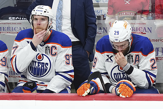 Zklamaní Connor McDavid a Leon Draisaitl na stídace Edmontonu.