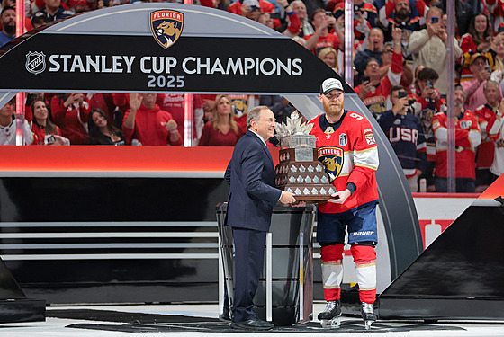 Sam Bennett dostává od éfa NHL Garyho Bettmana Conn Smythe Trophy pro...