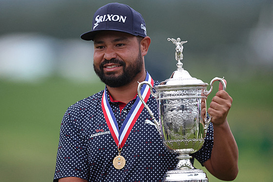 Americký golfista JJ Spaun s trofejí pro vítze US Open.