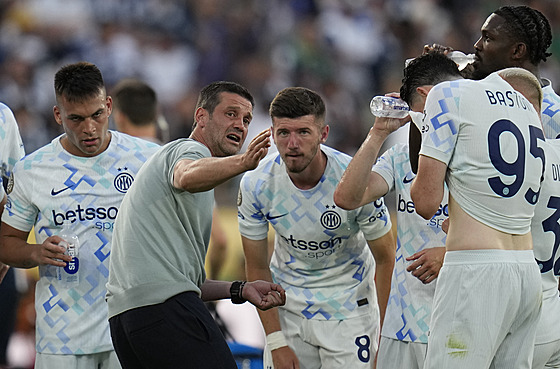Nový kou Cristian Chivu promlouvá k fotbalistm Interu.