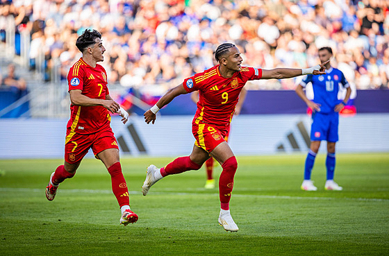 Mateo Joseph (s íslem 9) se raduje z gólu v utkání proti Slovensku.