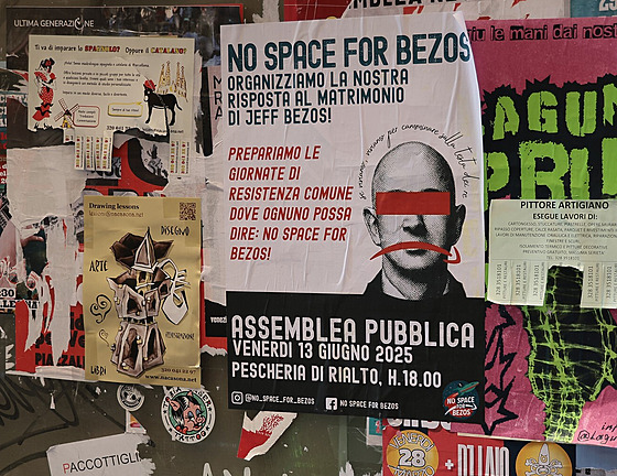 Hnutí No Space for Bezos, které miliardáe obviuje z toho, e pedstavuje...