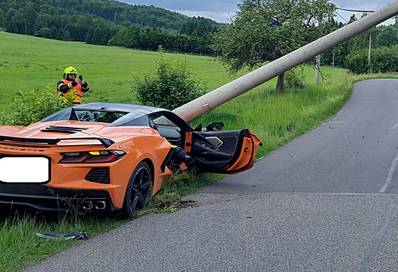 idi narazil sportovním vozem do betonového sloupu. (9. ervna 2025)
