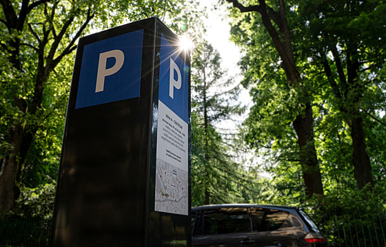 Jeden z totem� nového parkovacího systému v Jablonci