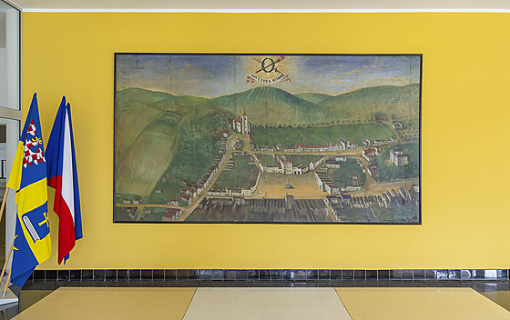Zrestaurovaný tymetrový obraz msta Zlína z roku 1846 visí ve tetí etái...