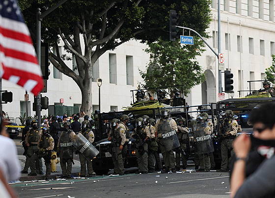 Demonstrace odp�rc� prezidenta Donalda Trumpa ve stovkách amerických m�st pod...