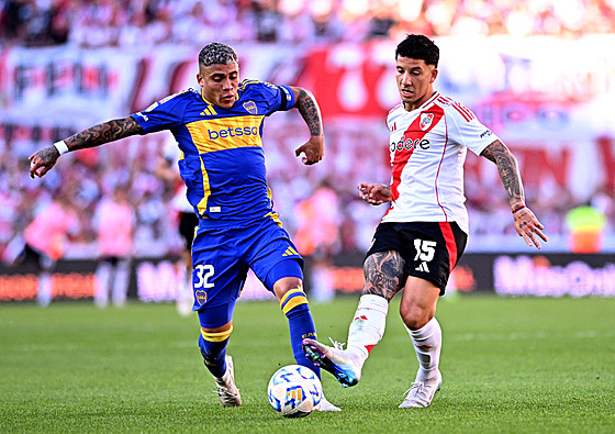Ayrton Costa, argentinský obránce slavné Boky Juniors (vlevo) v utkání proti...