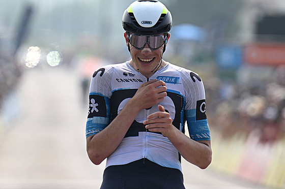 Iván Romeo se raduje z triumfu ve tetí etap Critéria du Dauphiné.