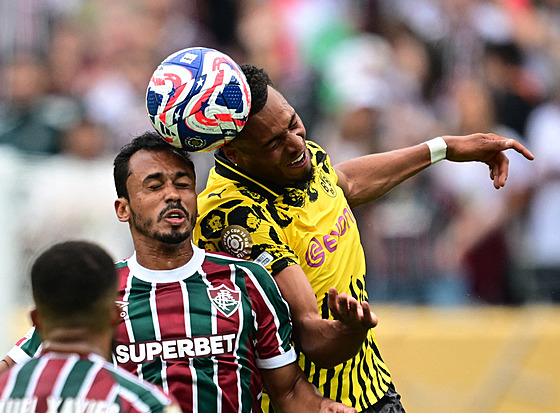 Hrá Fluminense Lima v hlavikovém souboji s Felixem Nmechou.