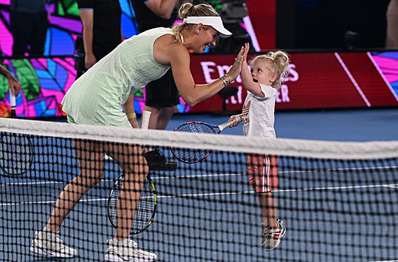 Dánka Caroline Wozniacká si hraje s dcerou na akci v Melbourne.
