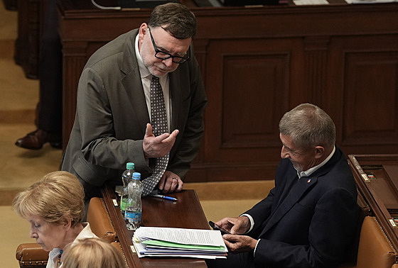 Ministr financí Zbynk Stanjura musel pijít do jednacího sálu ped hlasováním...
