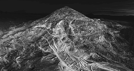 Fotograf Lorenzo Poli zachytil dl Chuquicamata v Chile. V souti Earth Photo...