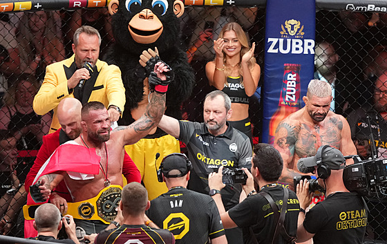 Karlos Vémola porazil v posledním zápasu své profesionální MMA kariéry Attilu...