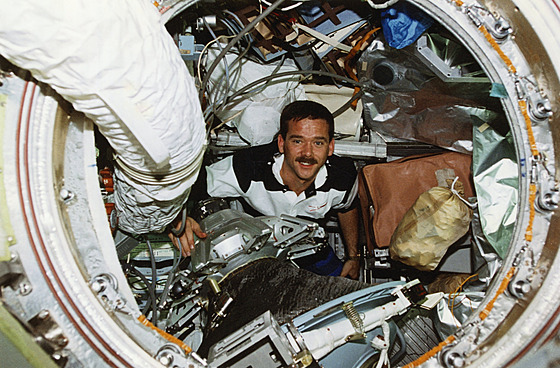 Chris Hadfield uvnit ruské vesmírné stanice Mir. Snímek vznikl bhem mise...