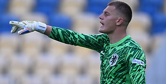 Sparanský branká reprezentující Nizozemsko Joeri Heerkens udílí pokyny...