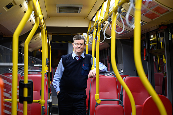 Dopravní editel Jan Barchánek je stále také aktivním idiem autobusu s...