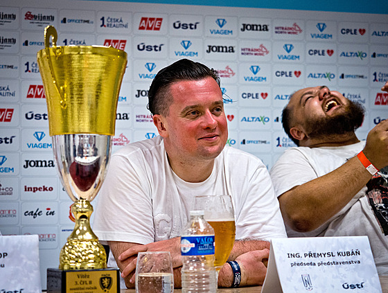 Majitel fotbalového Ústí Pemysl Kubá a smjící se tiskový mluví Daniel...