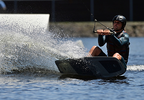 Wakeboardový vlek na koupaliti Rolava je pes léto vyhledávanou atrakcí...