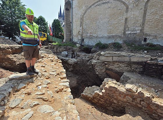 Archeolog Muzea Cheb Michal Beránek ukazuje zbytky opevnní, které objevili...