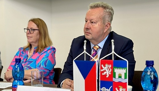 Hejtman Richard Brabec na jednání v D��ín�, vedle n�j 1. nám�stkyn� Jindra...