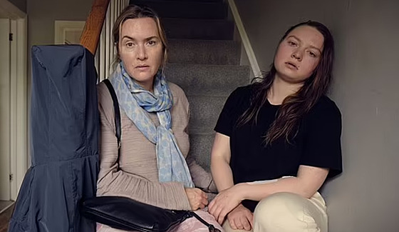 Kate Winsletová a její dcera Mia Threapletonová v televizním drama I Am Ruth...