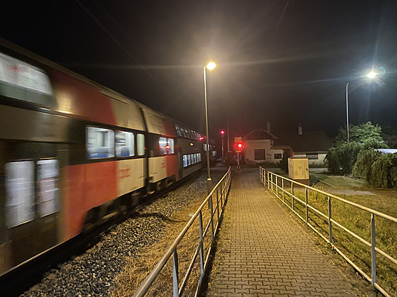Noní regionální spoje, takzvané flamendráky, na trati z Prahy do Kolína.