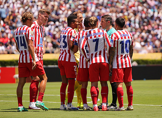 Sudí István Kovács diskutuje s hrái Atlétika Madrid.