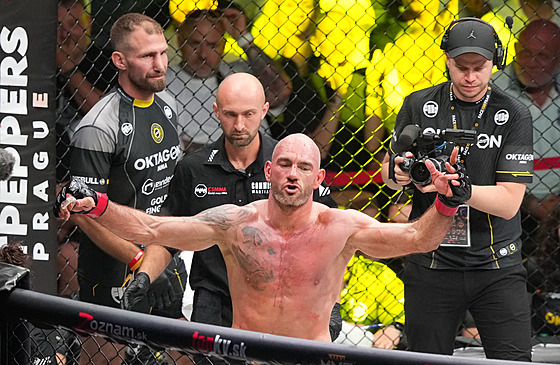 Daniel �kvor b�hem zápasu v Oktagonu.