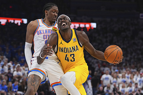 Pascal Siakam (43) z Indiana Pacers se dere ke koi Oklahoma City Thunder,...
