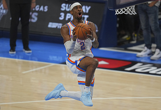 Shai Gilgeous-Alexander z Oklahoma City Thunder letí k soupeovu koi.