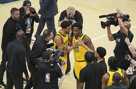 Bennedict Mathurin (00) a Tyrese Haliburton oslavují výhru Indiana Pacers ped...