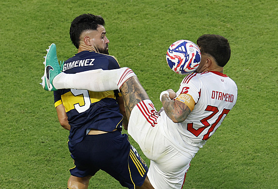 Nicolas Otamendi (vpravo) z Benfiky a Milton Gimenez z Boky Juniors