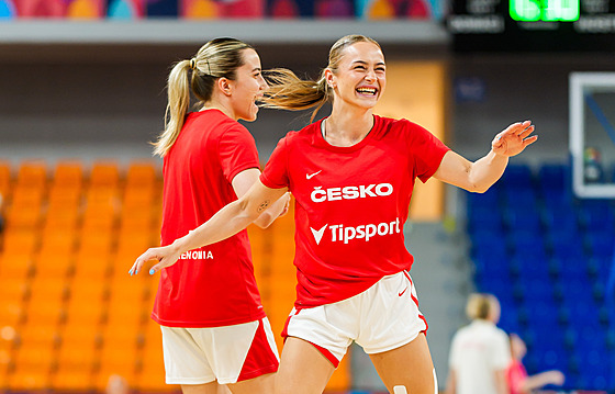 eské reprezentantky Gabriela Andlová (vlevo) a Kateina Zeithammerová se...