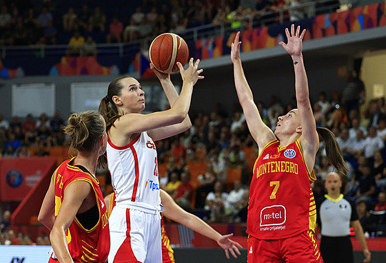 eská basketbalistka Emma echová posílá mí na ko erné Hory.