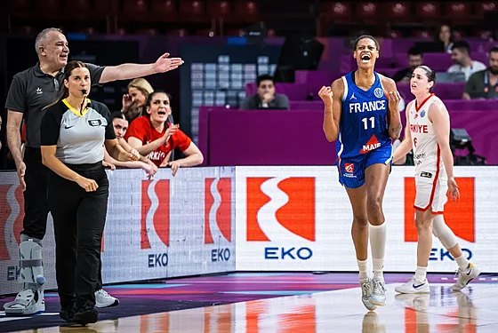 Francouzská basketbalistka Valériane Ayayiová slaví svou trojku v zápase s...