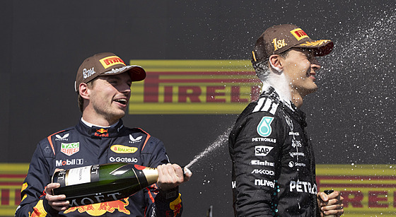 George Russell (vpravo) z Mercedesu slaví své vít�zství ve Velké cen� Kanady,...