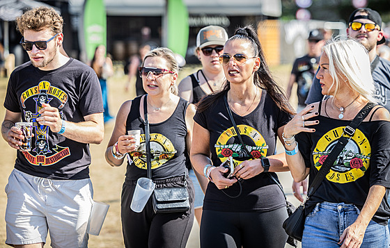 Fanou�ci p�ed koncertem Guns N� Roses na hradeckém leti�ti (15. �ervna 2025)