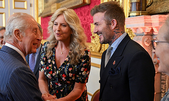 Král Karel III., Penny Lancasterová, David Beckham a Meryl Streepová na udílení...