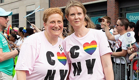 Christine Marinoniová a Cynthia Nixonová na pochodu LGBT Pride Parade (New...