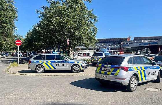 Kvůli nahlášen© bombÄ policist© evakuuj­ baz©n v OstravÄ-PorubÄ