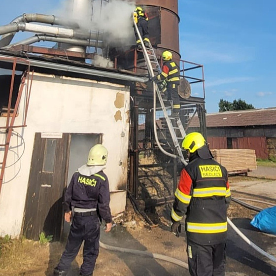 HasiÄi zasahuj­ u požáru střechy truhlárny a sila s pilinami u Blatn©