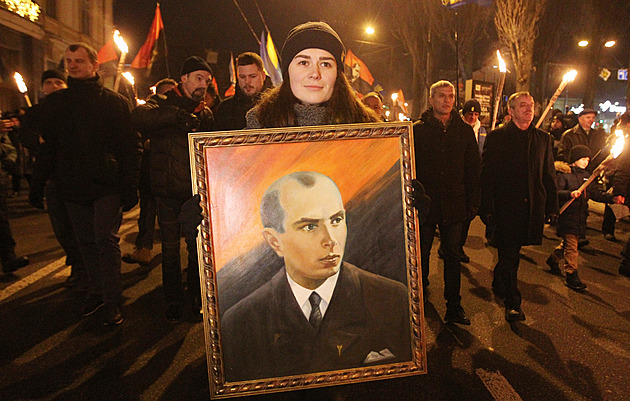 Polsko chce Ukrajině zakázat její hrdiny, říká historik k hádce o volyňskou řež