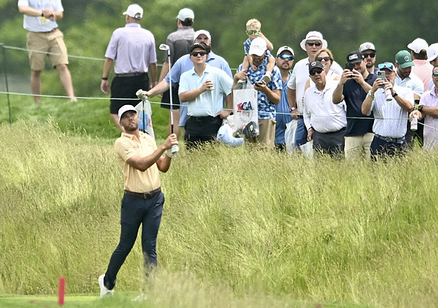 Golfové US Open narušuje déšť, favoritům se nedaří, ve vedení je Burns
