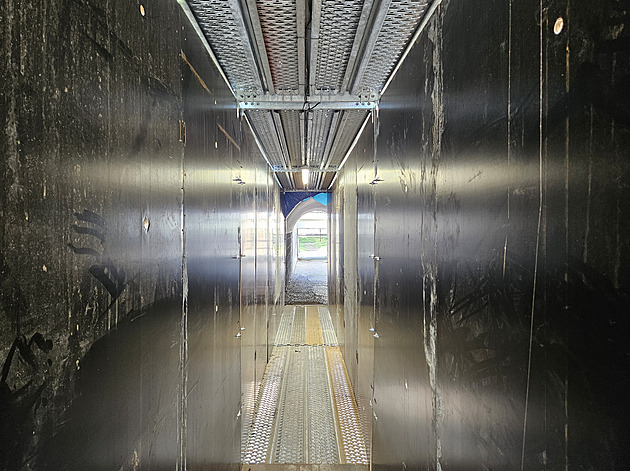 Rarita v Brně. Tunel pod železnicí je pro dva příliš úzký, průchod řídí semafor