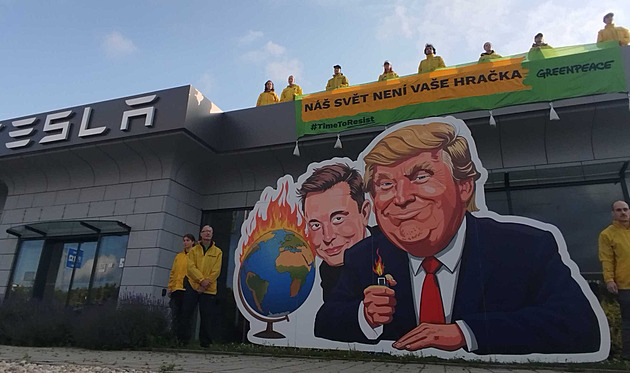 Aktivisté protestují na střeše Tesly v Čestlicích proti Trumpovi a Muskovi
